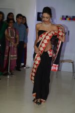 at M F husain paintings and Amanaya art and Sagar Samir International Jewellery Fashion show in Kala Ghoda, Mumbai on 3rd Aug 2013 (42).JPG